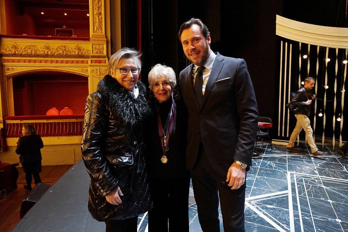 Óscar Puente junto a su madre y la actriz Concha Velasco