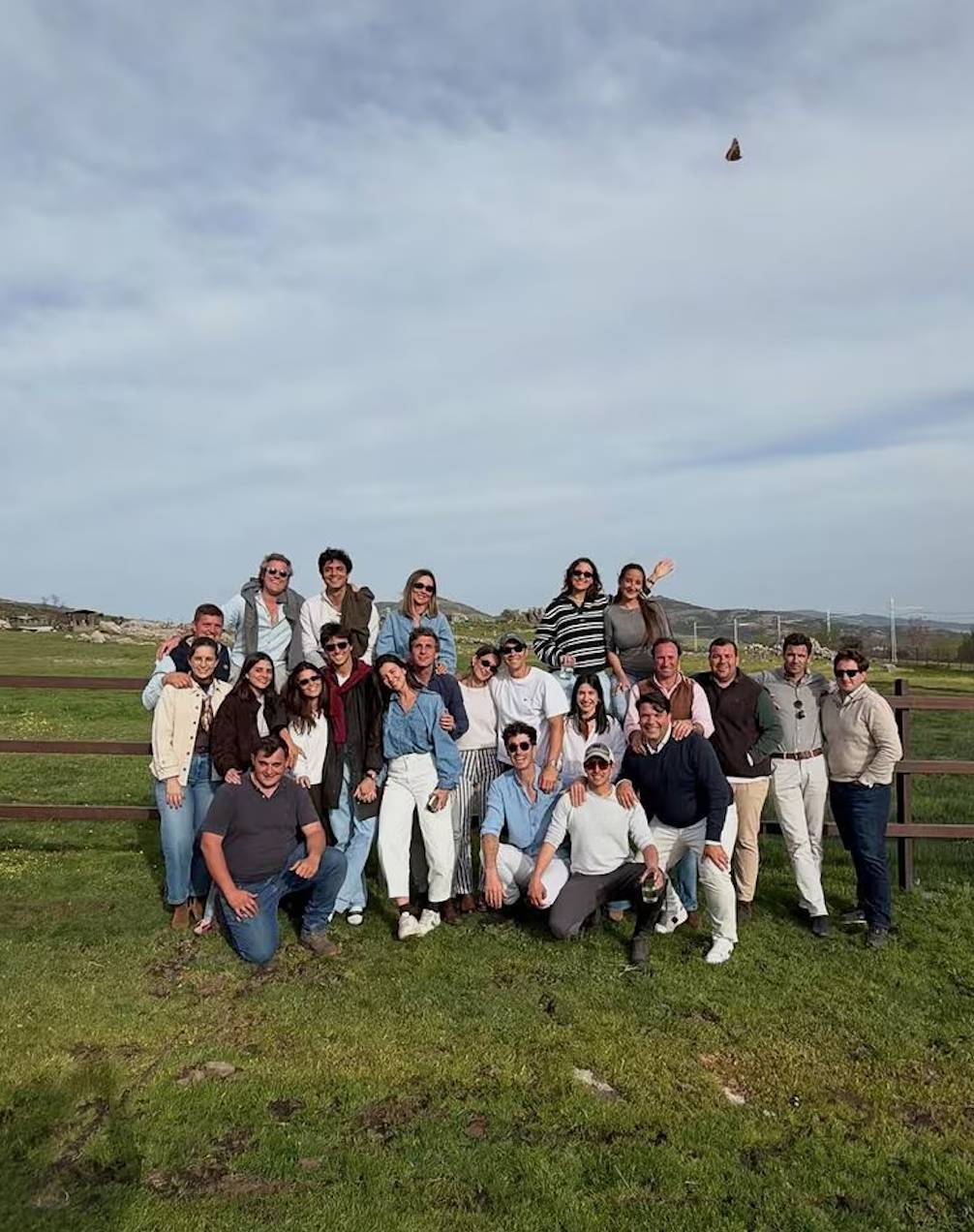 Roca Rey y Tana Rivera junto a un grupo de amigos