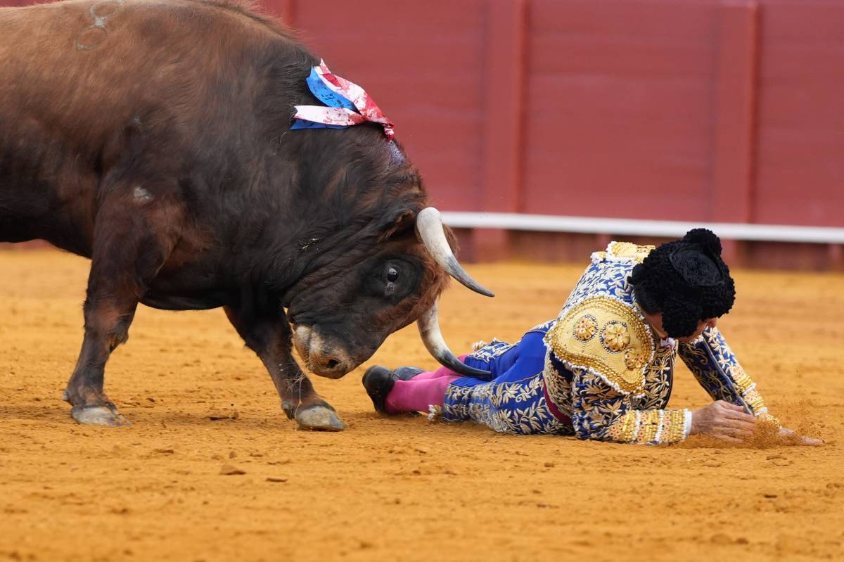 Cogida de Morante de la Puebla en la décima corrida de la Feria de Sevilla. - Joaquín Corchero / Europa Press