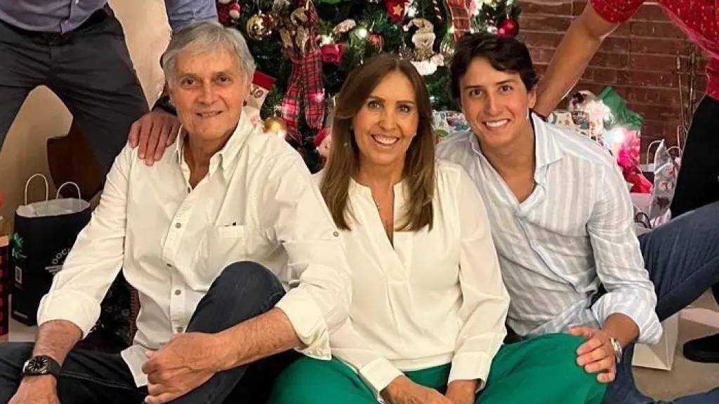 El torero Andrés Roca Rey y sus padres