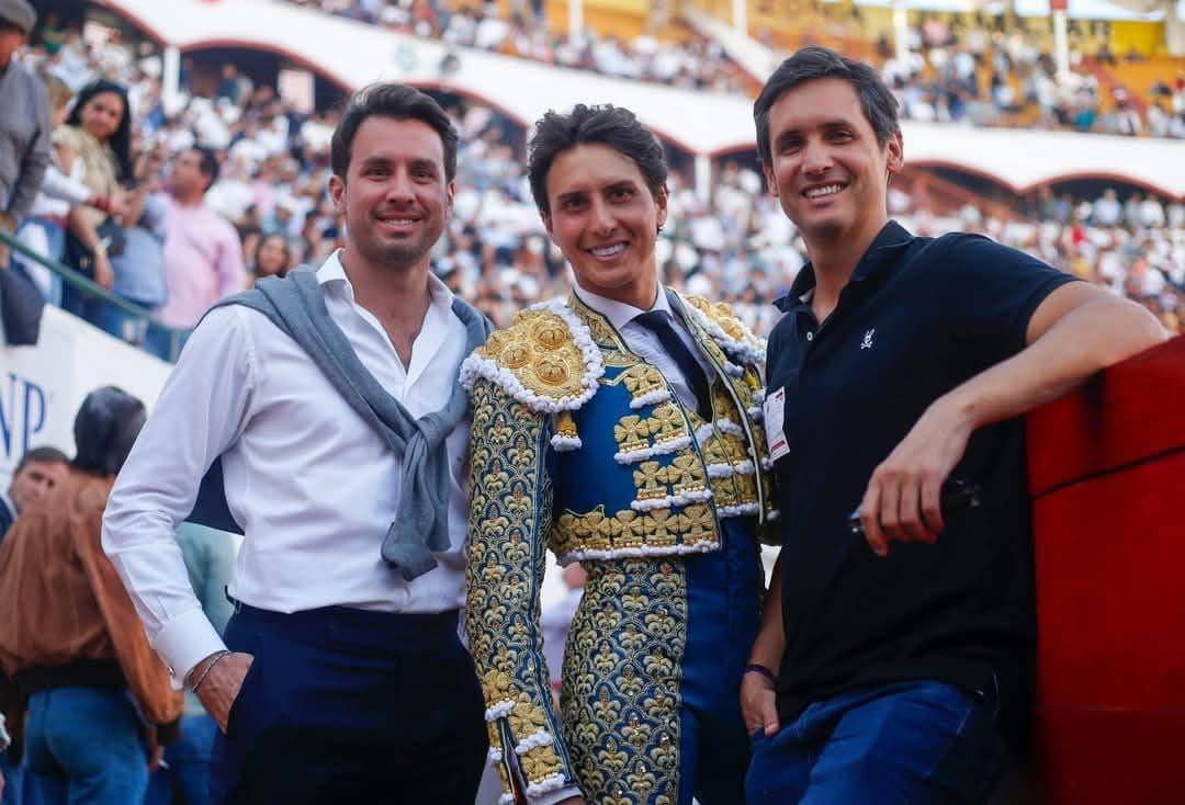 El torero Andrés Roca Rey y sus hermanos