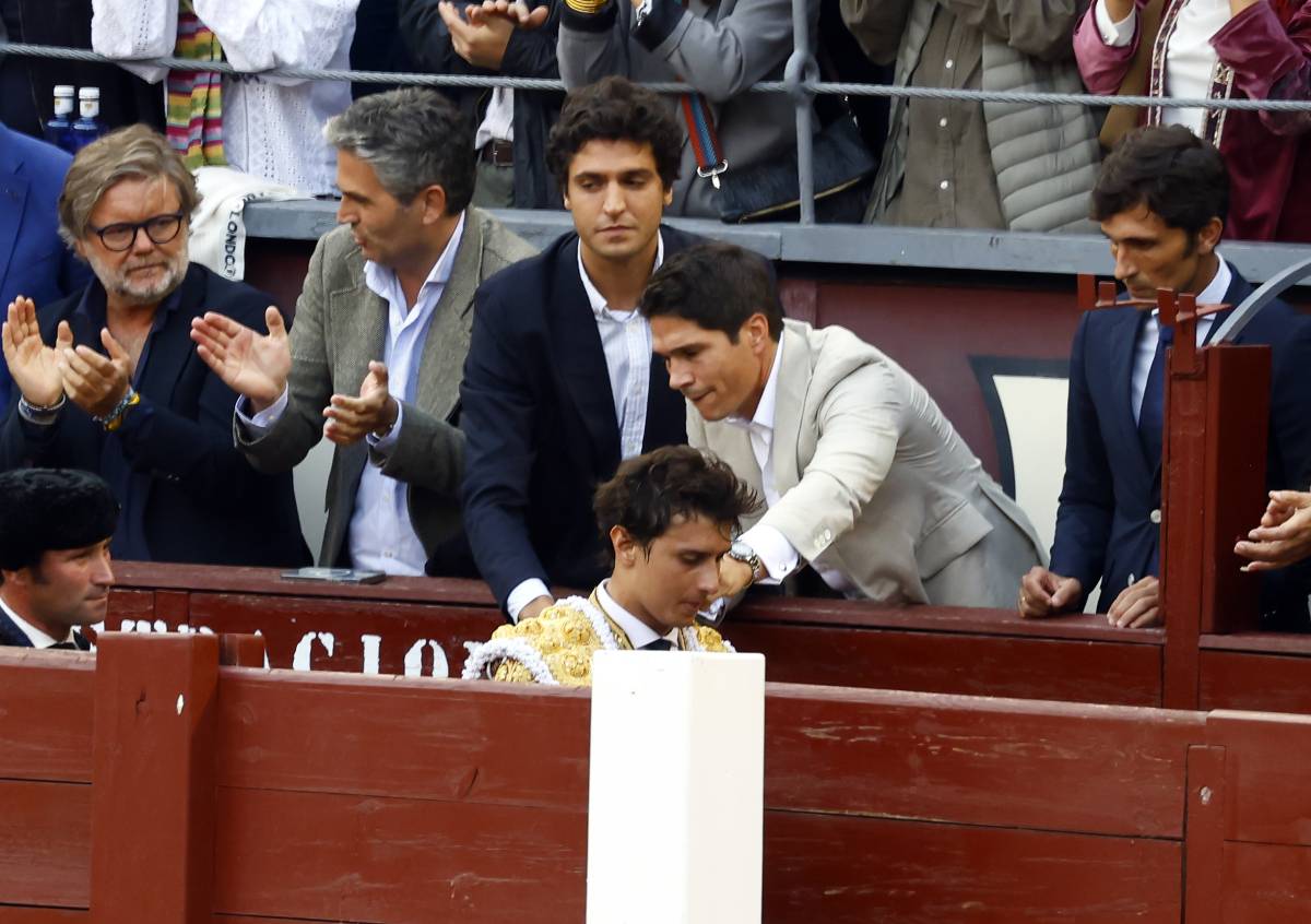 Pablo Castellanos y Tomás Páramo junto a Andrés Roca Rey