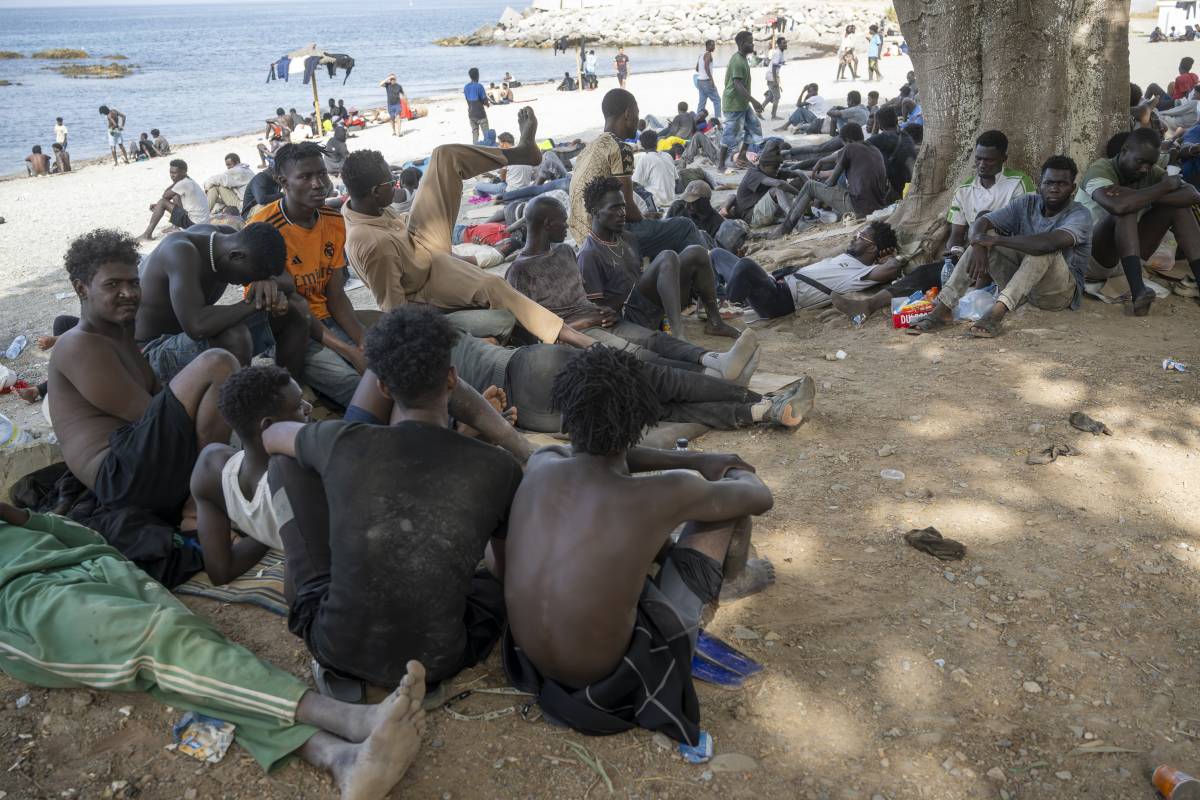 Varios migrantes en Ceuta, foto tomada el 1 de agosto de 2026. - Europa Press Varios migrantes en Ceuta, foto tomada el 1 de agosto de 2026.