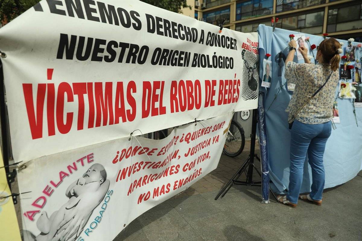 Un mural colocado en Madrid con retratos de colaboradores en la búsqueda de víctimas por el robo de bebés en España - Europa Press Un mural colocado en Madrid con retratos de colaboradores en la búsqueda de víctimas por el robo de bebés en España